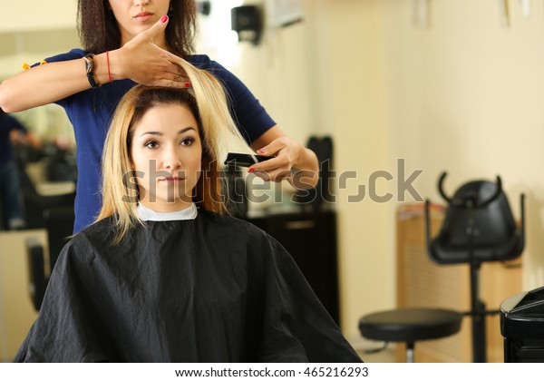 Female Hairdresser Hands Holding Comb Hair Stockfoto Jetzt