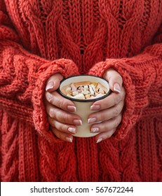 마쉬멜로를 넣은 따뜻한 코코아나 초콜릿 한 컵을 들고 있는 암컷 손  스톡 사진