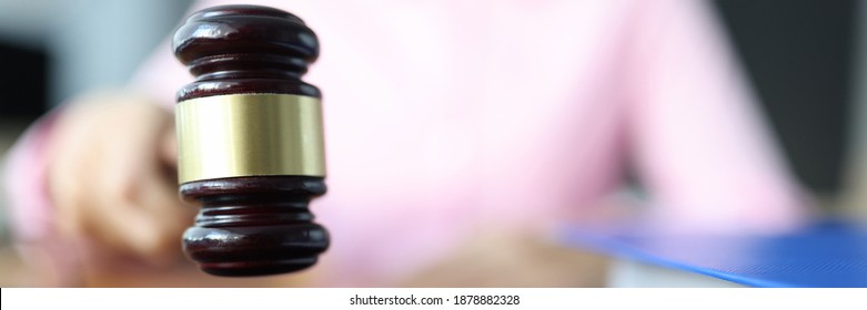 Weibliche Hand hält ein hölzernes Gewölbe für Richter. Zivilprozessrecht