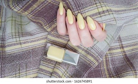 nails  pale yellow
