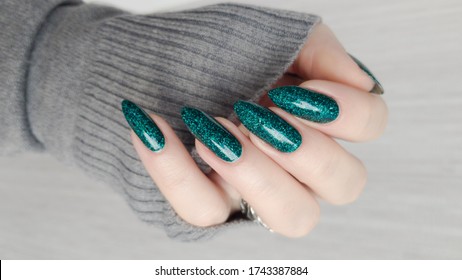 nail holds green 