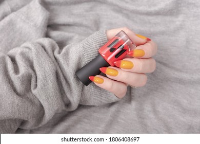 holds polish manicure 