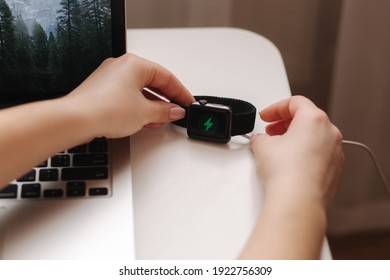 メスの手は、画面上の充電インジケータを使って、ワイヤレス充電を行います。 ノートパソコンの近くで作業を行う