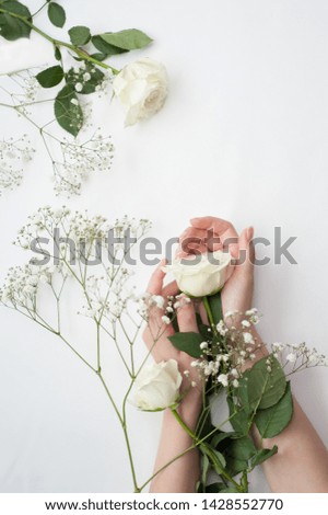 Hände einer Frau mit Blumenstrauß