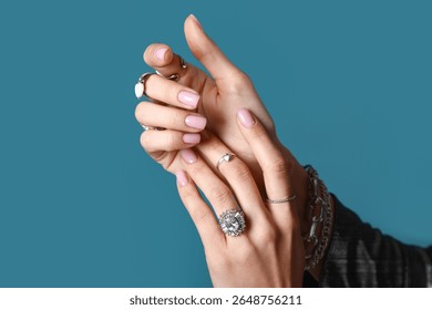 Manos femeninas con anillos