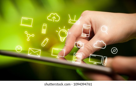 Mains de femme touchant une tablette avec des icônes liées à la technologie blanche  : photo de stock