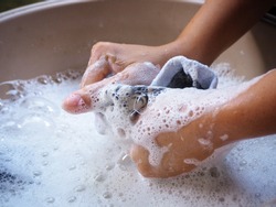 Weibliche Hände, Die Kleidung Im Waschbecken Waschen. Waschfleck Schmutziger Kleidung Mit Waschmittel 