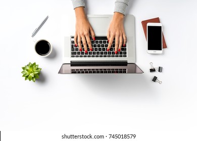 Weibliche Hände, die auf einem modernen Laptop arbeiten. Office-Desktop auf weißem Hintergrund