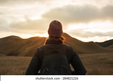 Female hiker looking out into the horizon. 