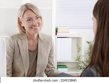 Geschäftsführerin bei Frauen in einem Vorstellungsgespräch mit einer jungen Frau.