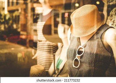 Female mannequins inside a fashion house, Color Effect