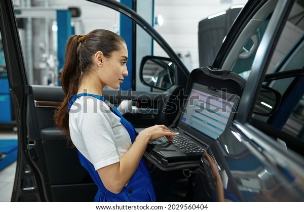 Female mechanic\
does diagnostics, car\
service