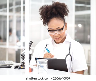 Female Medical Student, Doctor In Uniform Holding Clipboard Working In Hospital. Portrait Of Woman Health Care Nurse With Stethoscope Works In Clinic. Healthcare And Medicine Professional Occupation.