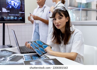 Female Medical Student Study In Class Room. Medical Students Studying Human Brain Disease Diagnosis Through Learning From X-ray Film. Learn About Brain Surgery For Diagnosis.