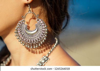 Female Model Earrings And Necklace In Vacation On Paradise Tropical Beach By Ocean Sea. Hindu Woman With Kundan Jewelry Traditional India Costume Sari.stylish Silver Earrings In Ethnic Style