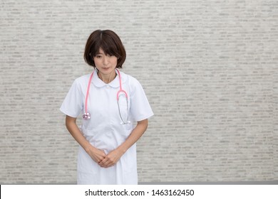 Female Nurse Apologizing Japanese Medical Image