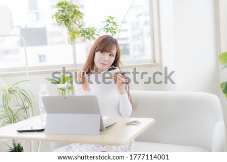 Female office worker eating rice balls at the desk during lunch break