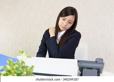 The Female Office Worker Who Has A Stiff Shoulder