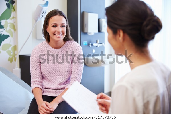 Weibliche Patientin Und Arzt Haben Beratung Stockfoto 317578736