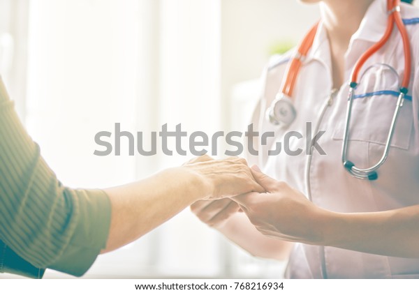 Картина врач слушает пациентку