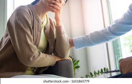 Female patients with mental illnesses and physical illnesses are discussing with a doctor or psychiatrist. Therapy for mental symptoms and depression. Encouragement and care