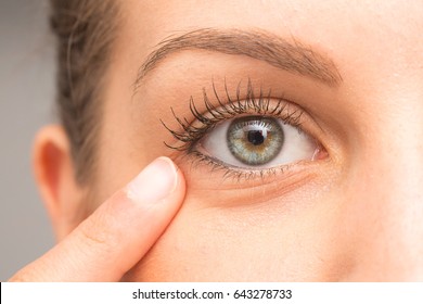 Female Pointing Eye Bag With Finger