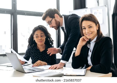 5,036 Woman Her Desk Office Smiling Camera Images, Stock Photos 