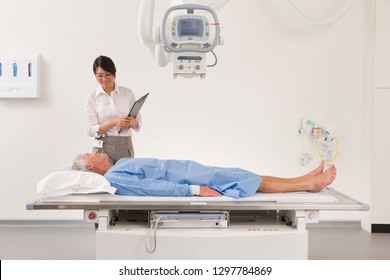 Female radiologist in hospital department with male patient: stockfoto