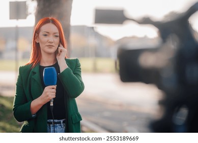 Reportera ajustando su oído interno y sosteniendo un micrófono mientras informa noticias en vivo al aire libre