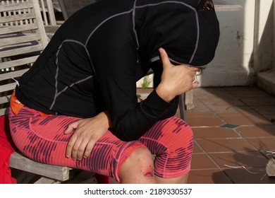 Female Runner In Despair After She Fell And Injured Her Knee