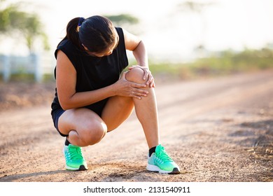 Female Runner Has Knee Pain And Myositis.