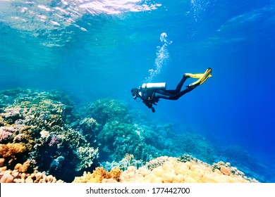 Submarinista hembra nadando bajo el agua