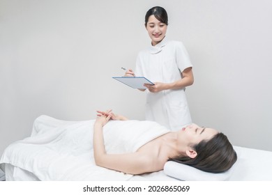 Female Staff At An Esthetic Salon Providing Counseling