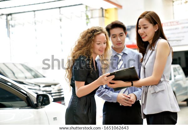The female staff and the sales team explained the car\
information to the female customers who bought a new car. And\
consult to help her choose the desired car . Auto Leasing Business.\
             