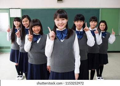 Female students of Japanese to make a finger