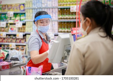 Frau im Supermarkt Kassiererin in medizinischer Schutzmaske, die im Supermarkt arbeitet. Ausbruch der Covid-19-Ausbreitung  