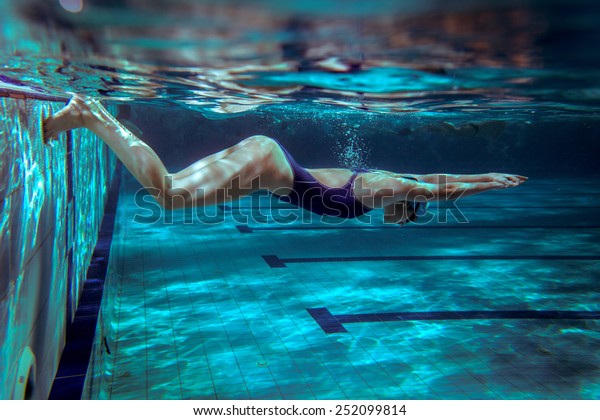 水泳プールの女性水泳選手 水中画像 芸術的な印象を与えるグレイン効果が追加されました の写真素材 今すぐ編集