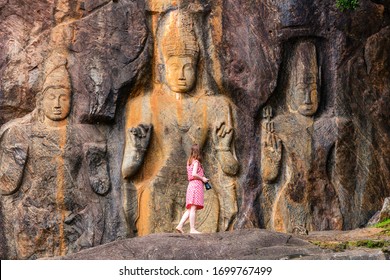 Turista visitando el templo de Buduruwagala con tallados bien conservados en la pared en Wellawaya Sri Lanka