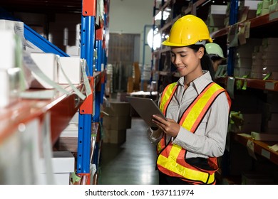 Im Lager tätiger Lagerarbeiter. Logistik , Supply Chain und Warehouse Business Konzept .