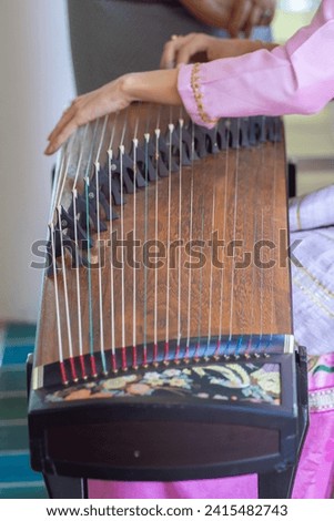 femme jouant au guzheng pour le nouvel an chinois [[stock_photo]] © 