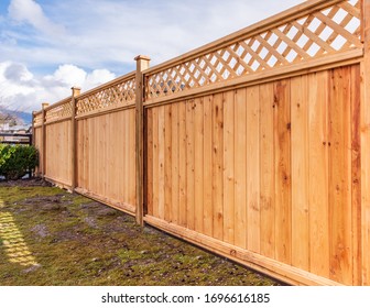 Забор, построенный из дерева. Пейзаж на улице. Концепция безопасности и конфиденциальности. Ванкувер. Канада.