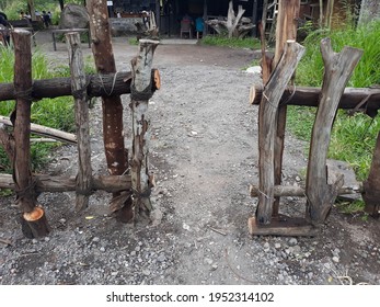 A Fence Made Of Wood From Used To Look Attractive, Restoran Dengan Bentuk Rumah Kayu Tradisional Jawa, Terbuka Dengan Kursi Kursi Kayu Terlihat Menarik Dan Luas