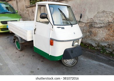 67 Piaggio Ape 50 Images, Stock Photos & Vectors 