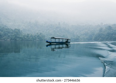 Ferryman/ferryman In Ba Be Lake, In Bac Kan, Vietnam