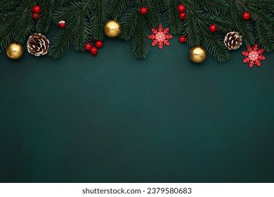 Festividades navideñas en broma con oropel. Marco vintage verde oscuro con adornos dorados y rojos. Plantilla de Navidad en blanco con decoraciones de Año Nuevo, espacio vacío. Tarjeta de celebración. Vista superior. Árbol verde.