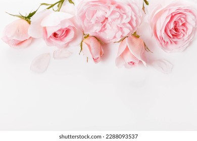 Composición floral festiva sobre