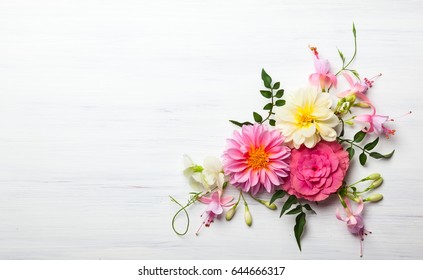 Праздничная цветочная композиция на белом деревянном фоне. Вид сверху