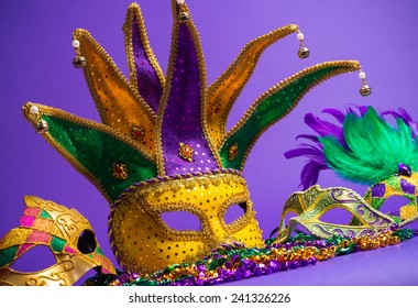 Agrupación festiva de mardi gras, máscara veneciana o carnívale sobre fondo morado