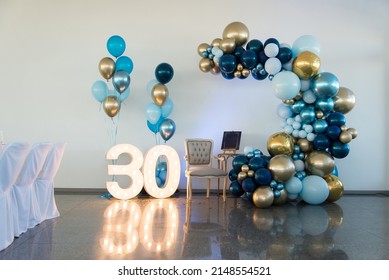 Festive photo zone with the number 30. Beautiful balloon decor.