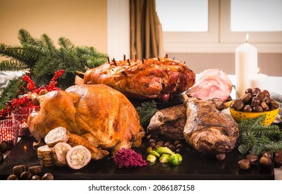 Festive Platter Of Whole Roasted Turkey, Glazed Ham Hock And Leg Of Lamb With Xmas Theme Background. Warm, Bright, Homey And Cozy Setting. Celebrate Thanksgiving, Christmas Or New Year Party Concept.